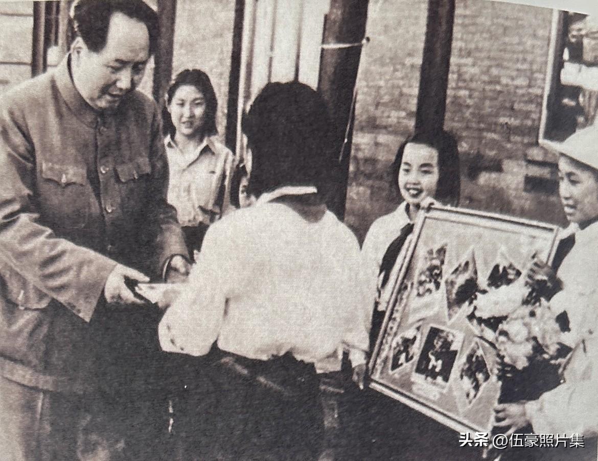1952年，毛泽东主席在中南海与八一学校的少先队员一起欢度“六一”国际儿童节。当
