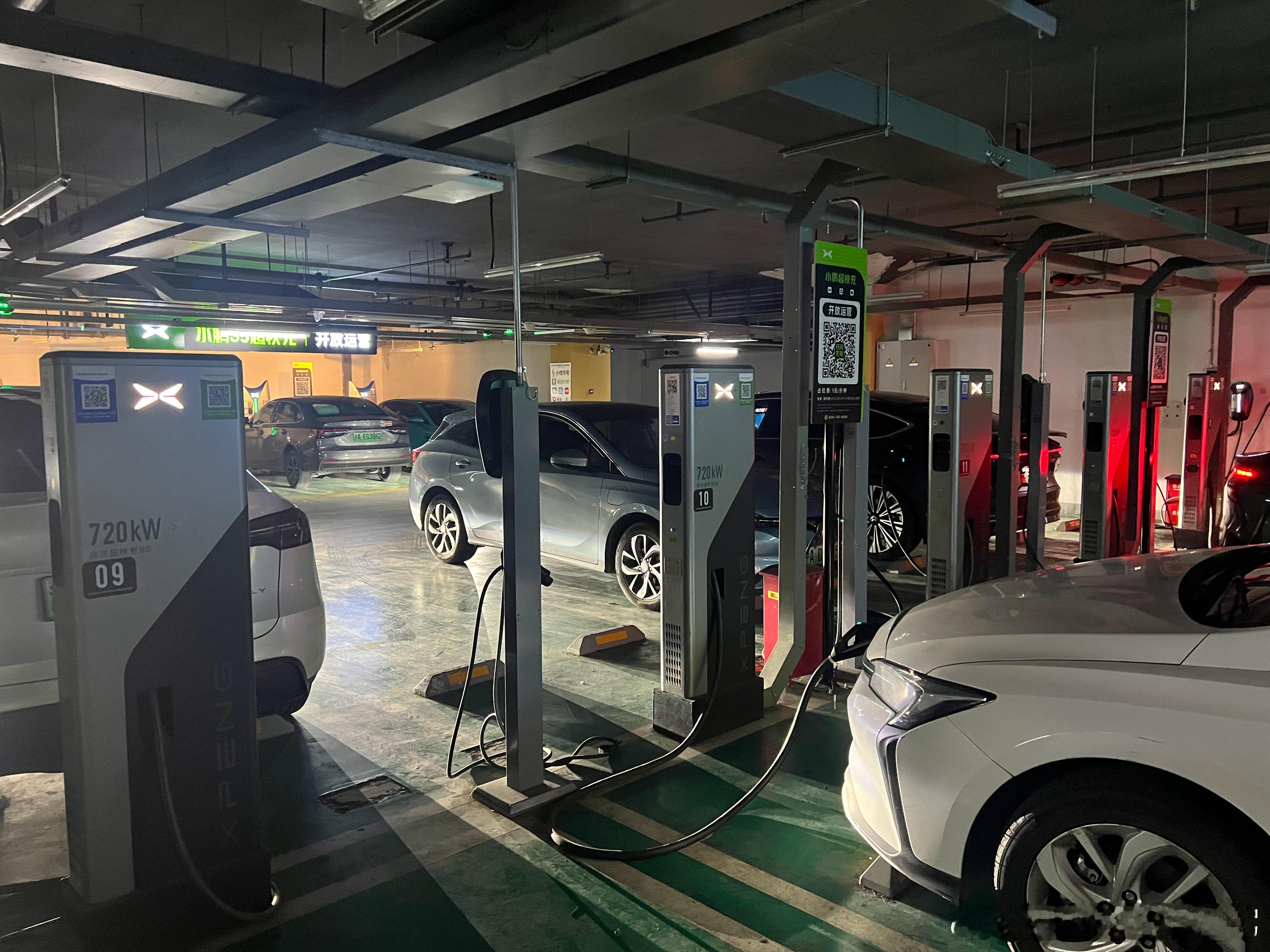 有时候去充电  十几个充电桩 大概四五个超充 几乎被400v车型占据  甚至很多