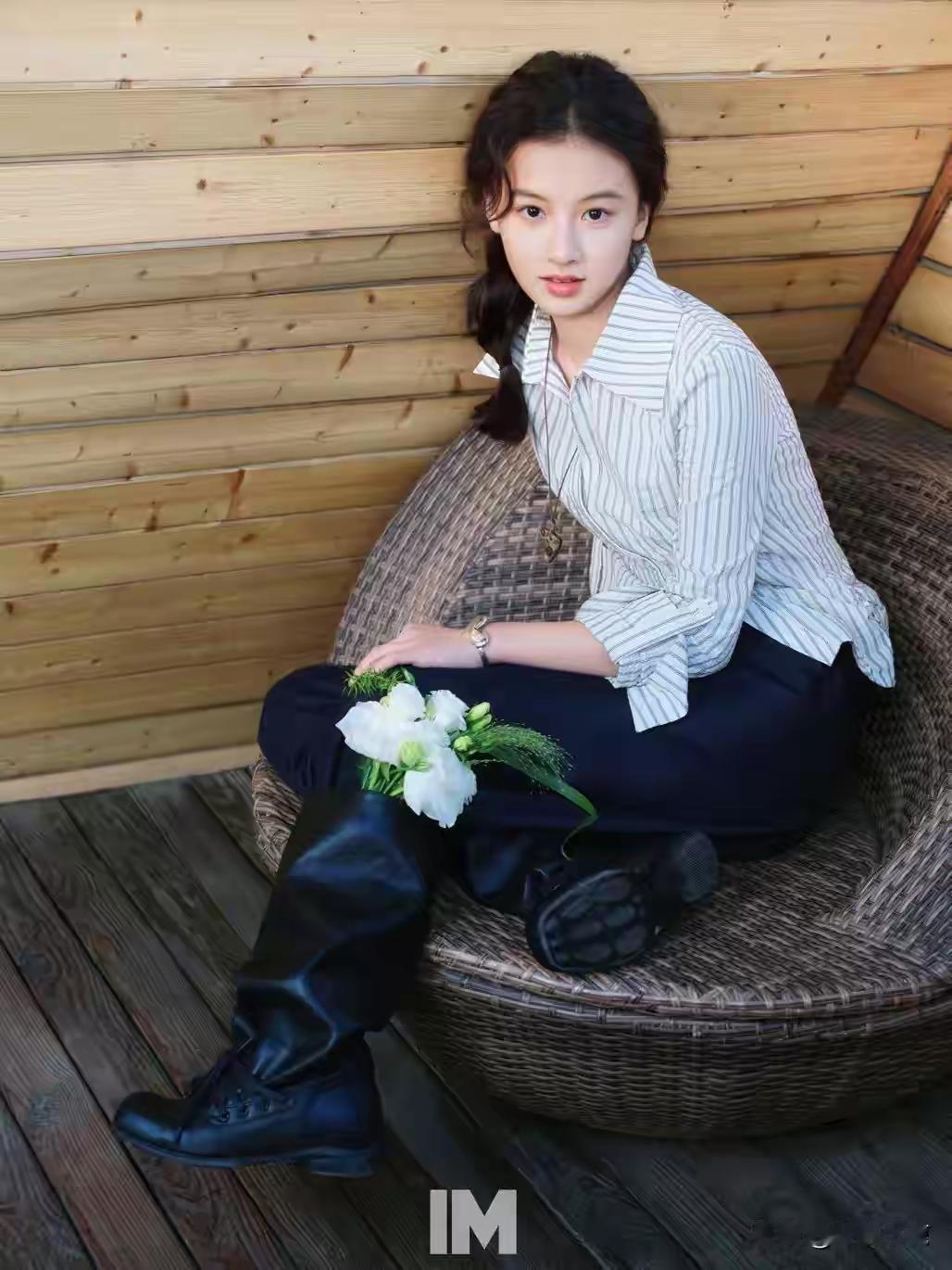 13岁就出道了，这个妈妈怎么想的该读书的年纪，不好好读书。不过长得好像黄圣依啊。