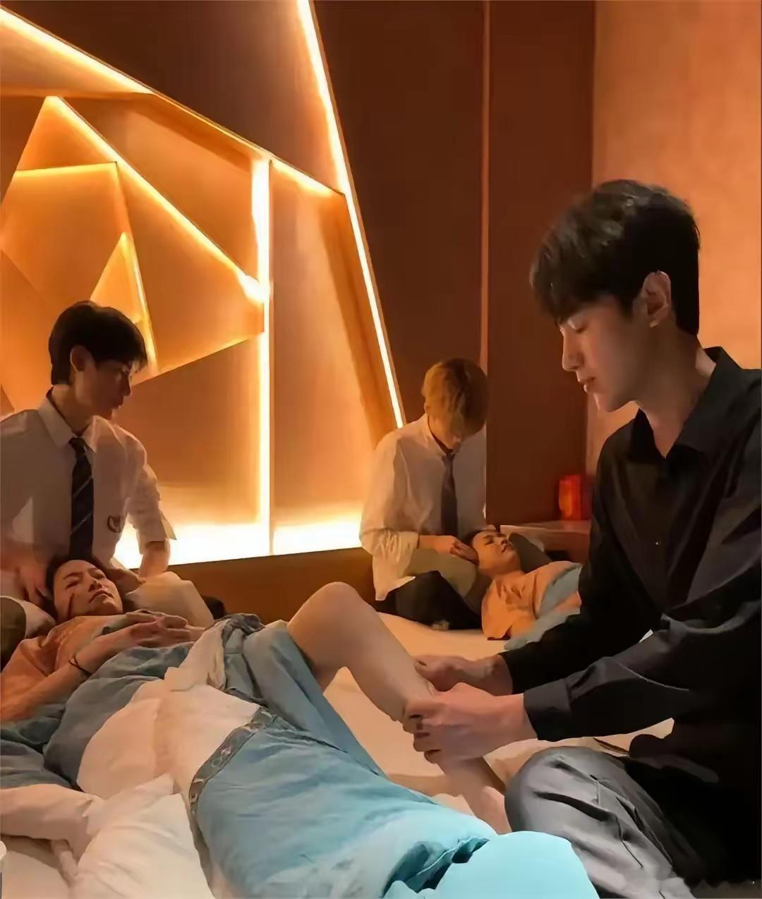 很好奇！这些年轻小伙子长得这么帅气为啥要做这种工作…… 
