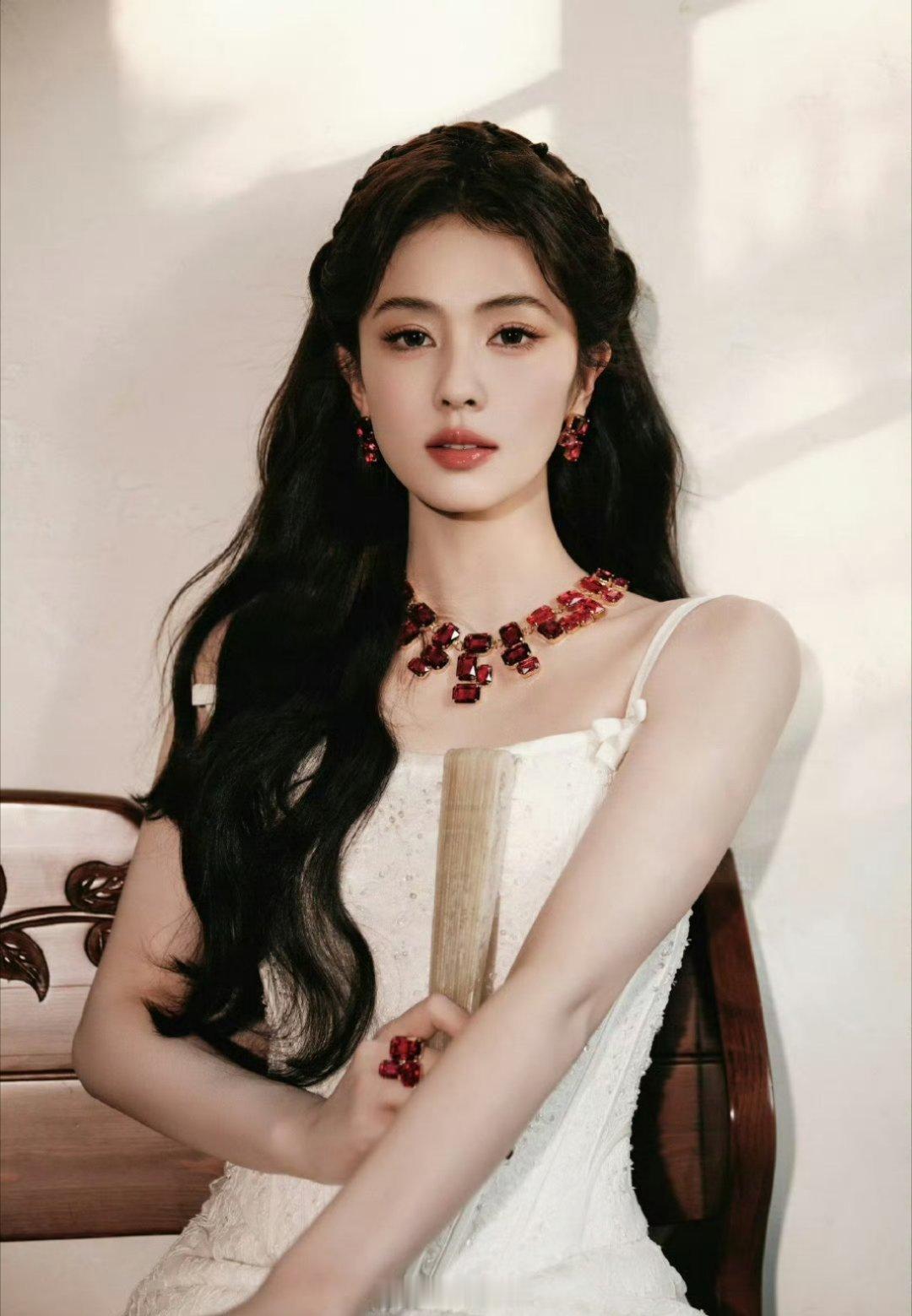 emmmm白鹿这张图是用了新的修图师吗？咋感觉从这张图里面看见了鞠婧祎的身影啊，