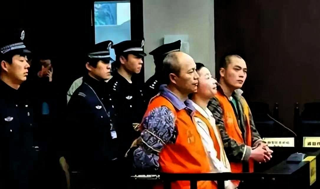 2010年，浙江温州一漂亮女警，被三名歹徒抢劫之后被追赶轮番凌辱，之后更是准备挖