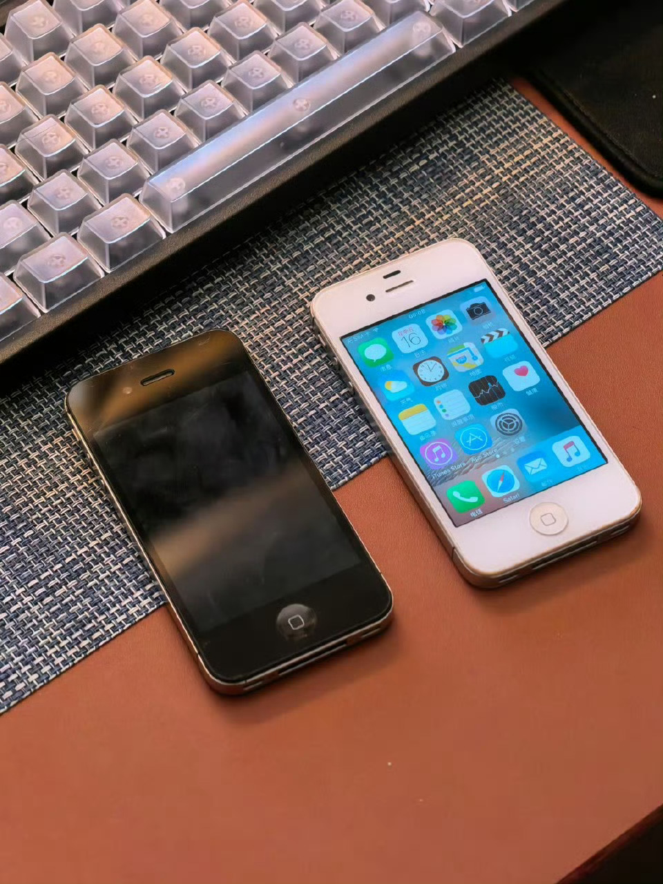 不知道 iPhone4s 算多少年前的，现在用 ios6 的版本有超多小游戏，当