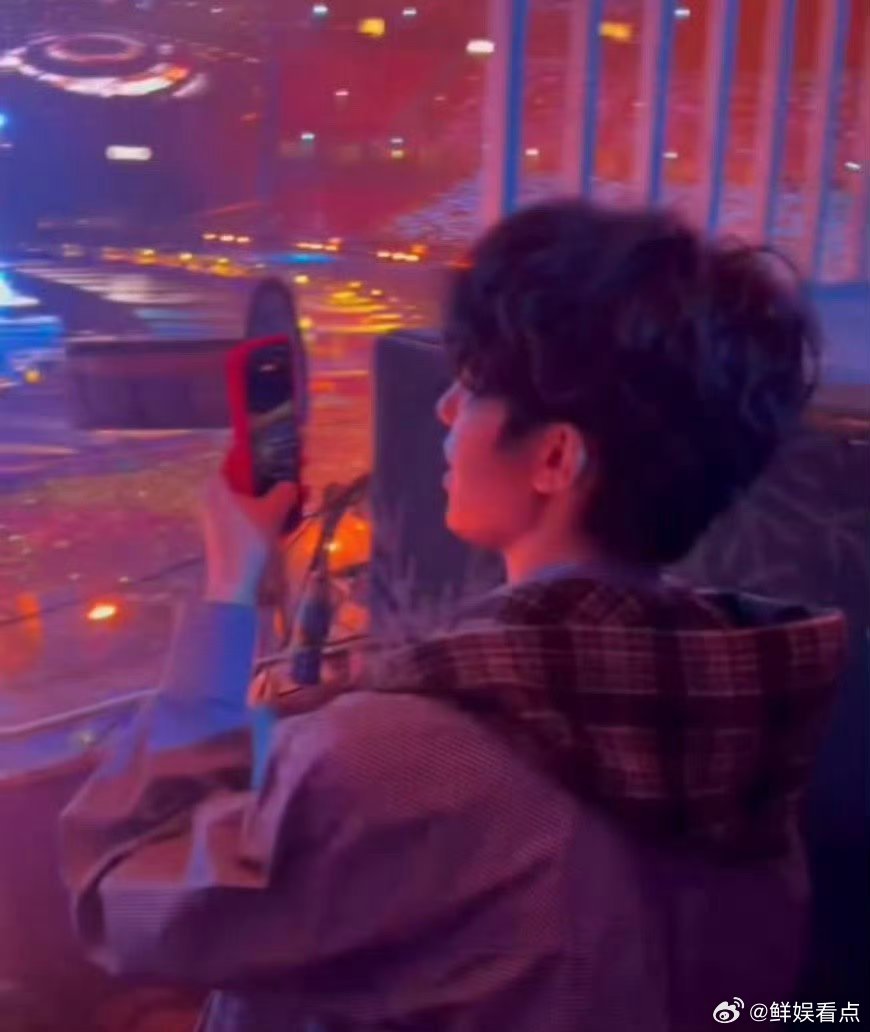 张翅空降张杰鸟巢演唱会，卷发状态佳，现场跟唱超投入，粉丝直呼双厨狂喜！张翅看张杰