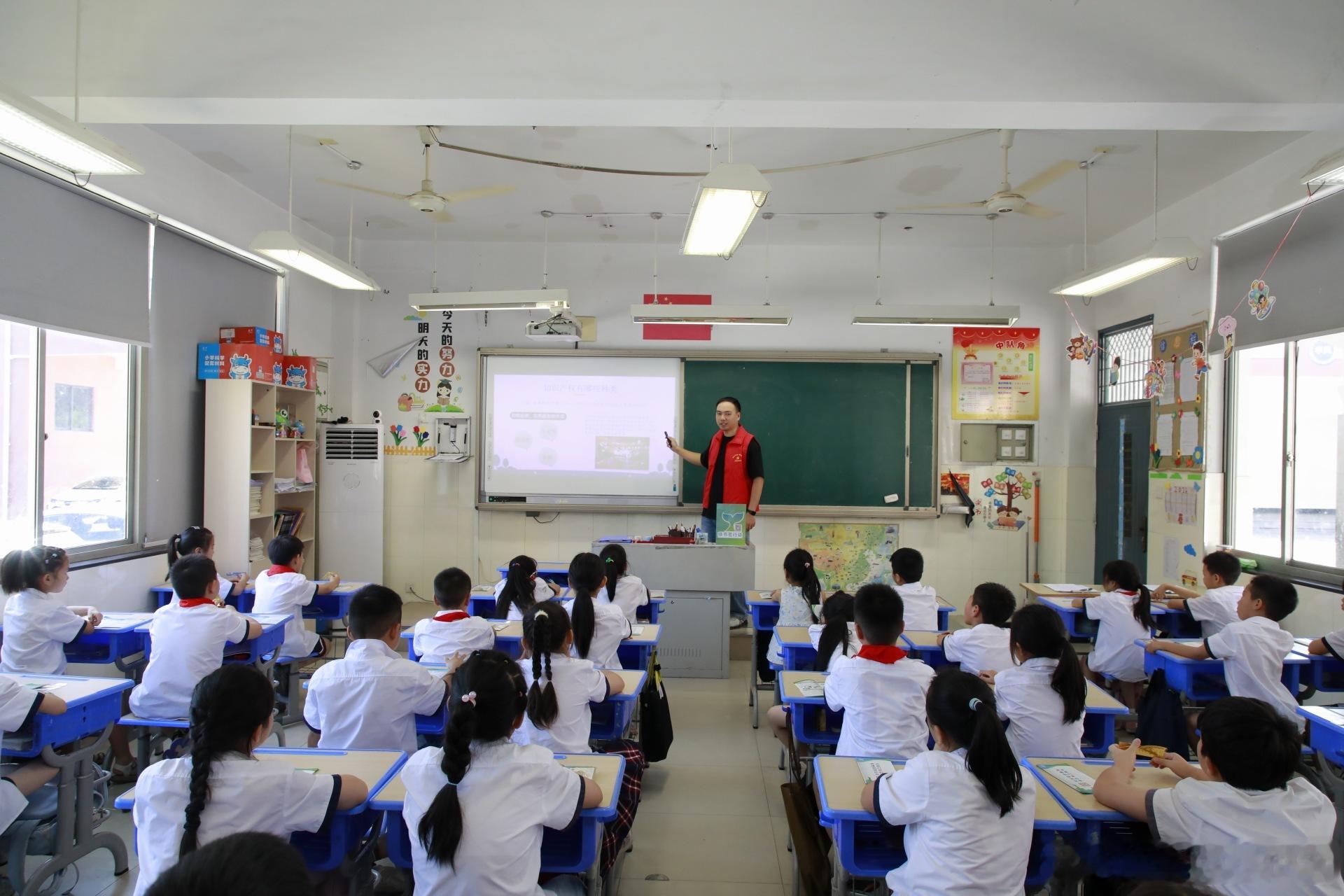 给咱们江南小学的孩子们点个赞！今天街道“扫黄打非”办的叔叔阿姨们，专门来学校讲“