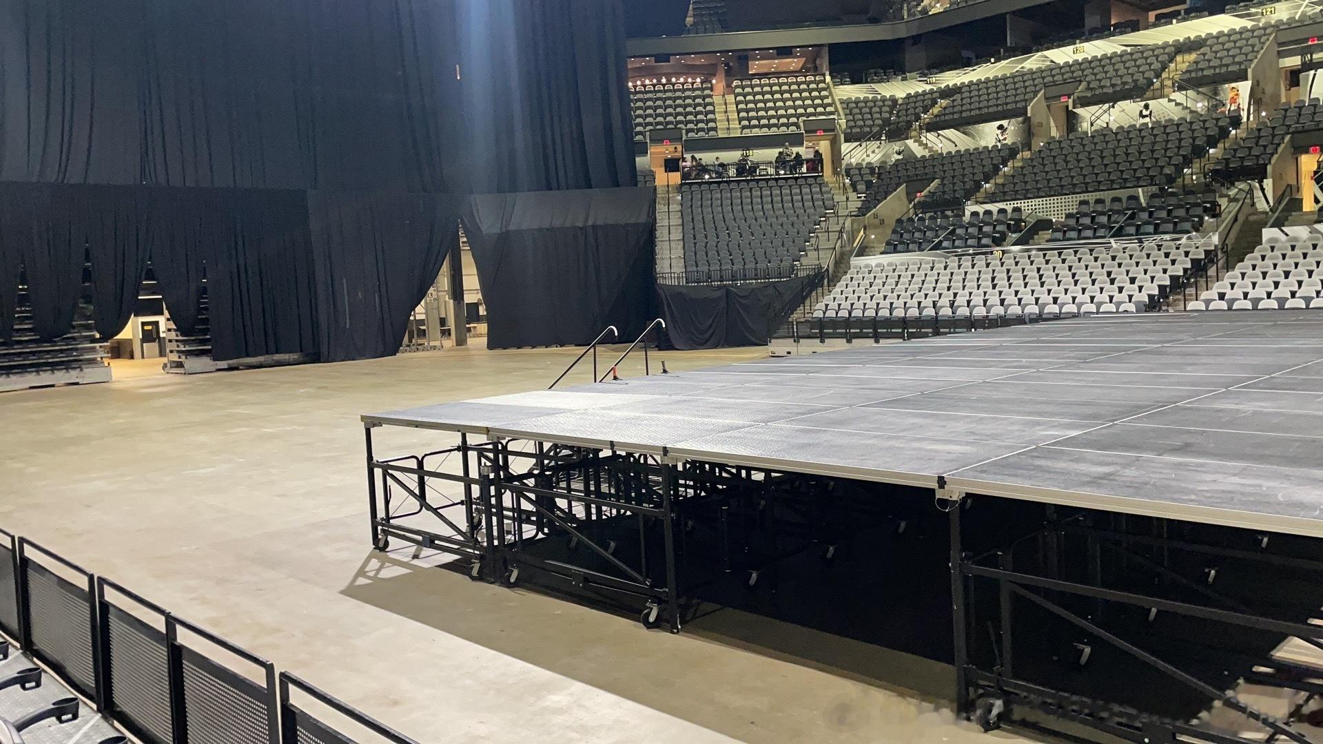 天天演唱会，没完了[允悲]  ​​​