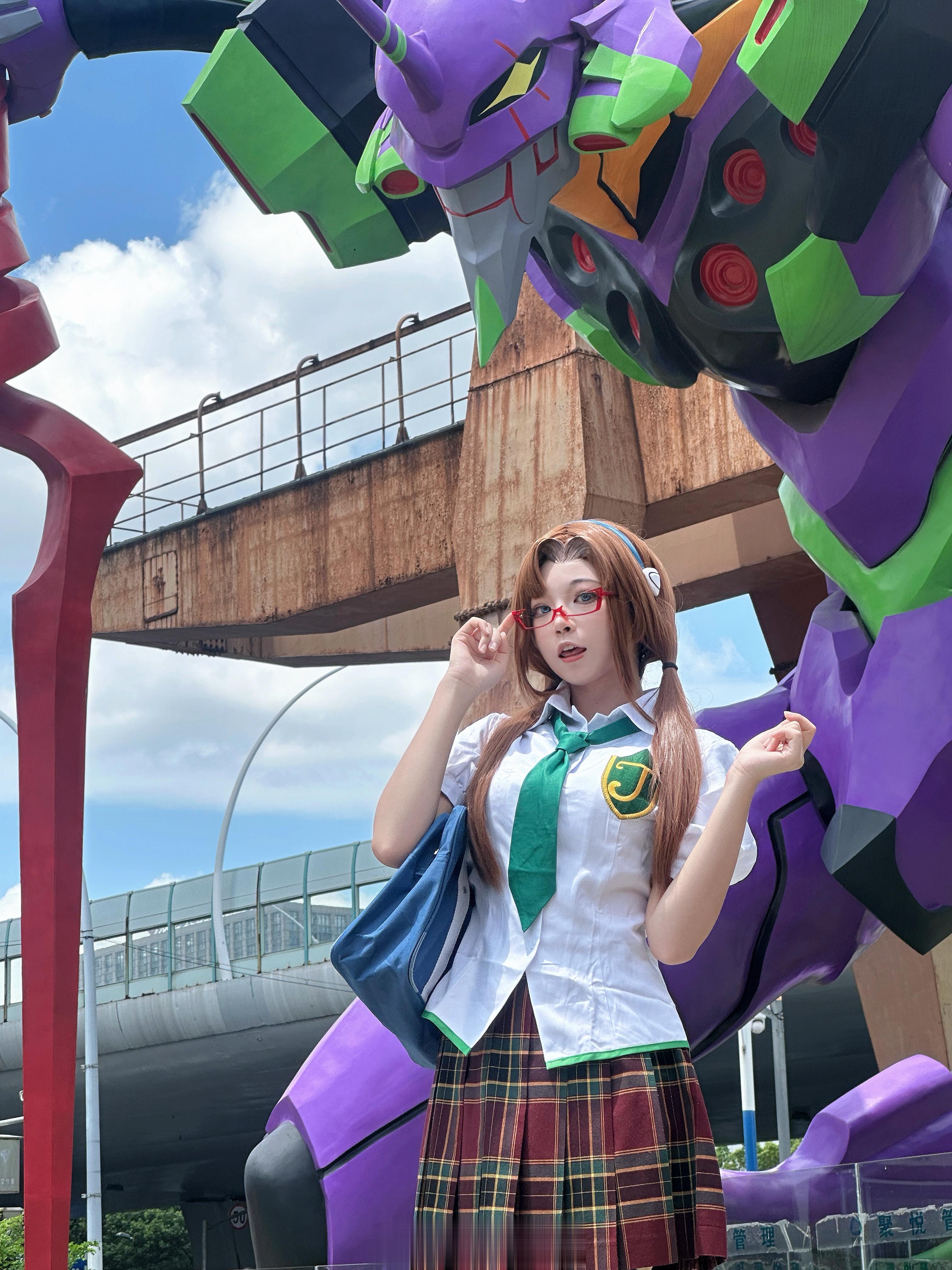 不懂眼镜娘的有难了——今天是真希波～打卡了EVA初号机!![抓狂]天气真的太好了