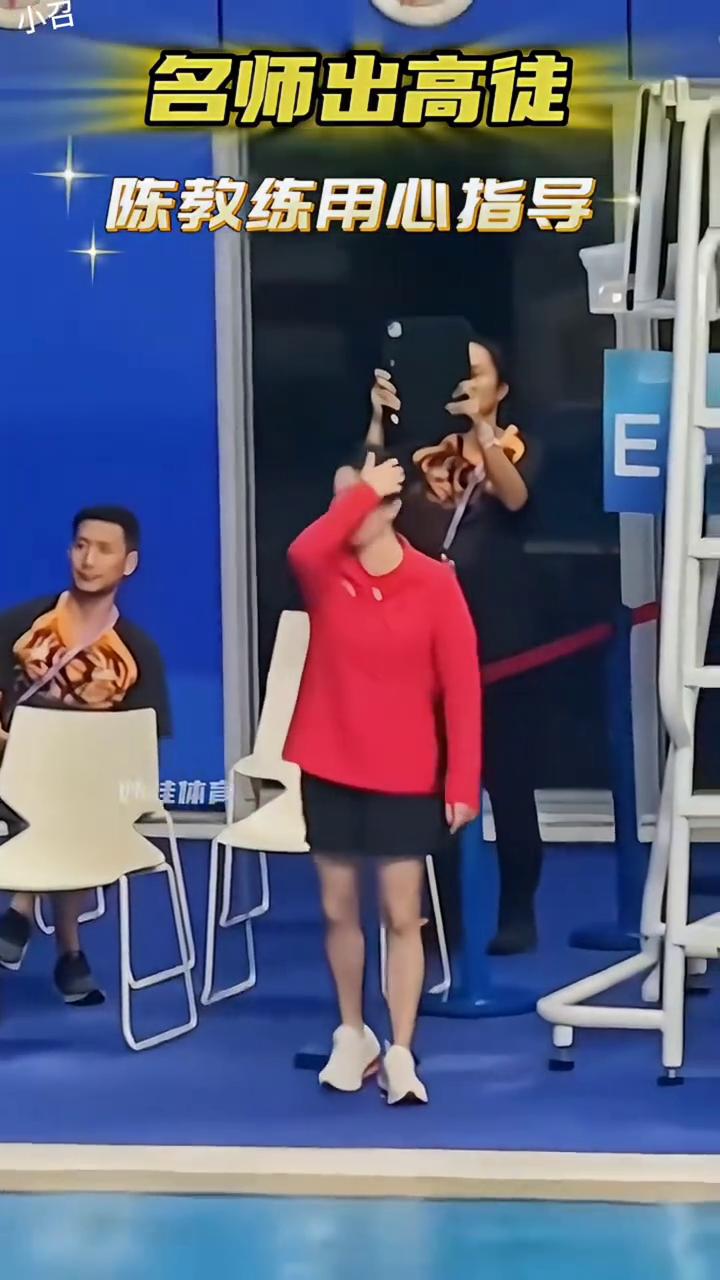 名师出高徒，蝉宝看向陈教练。
陈教练用心指导，207C技术新高度，笑的好美。