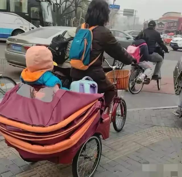 由于很多地方整治电动摩托车，老百姓接送孩子用上这种新型交通工具。显然这也是一种无