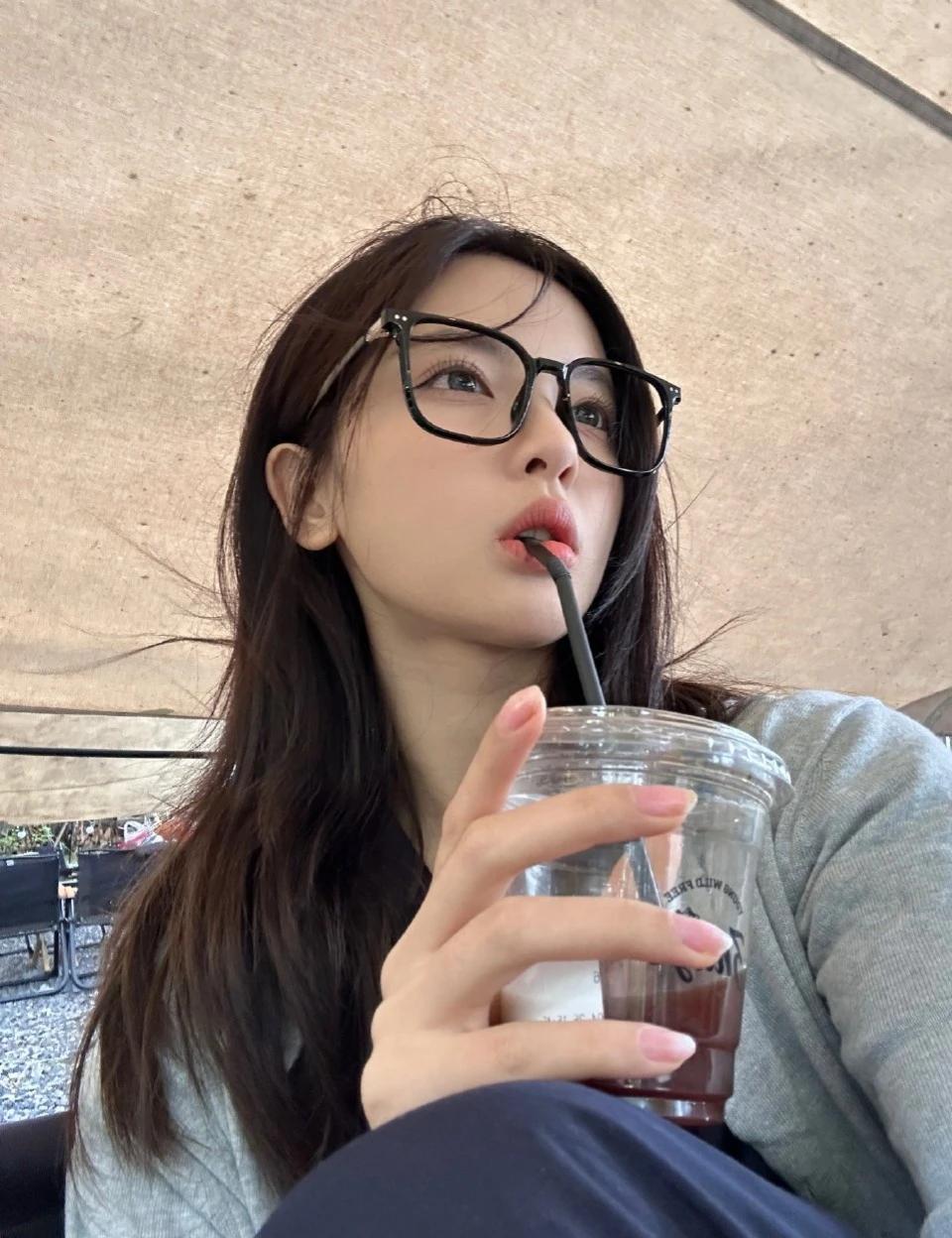 杨超越治愈系美图，
简单小清新，
穿搭简约时尚，
真漂亮。
 #娱乐圈#