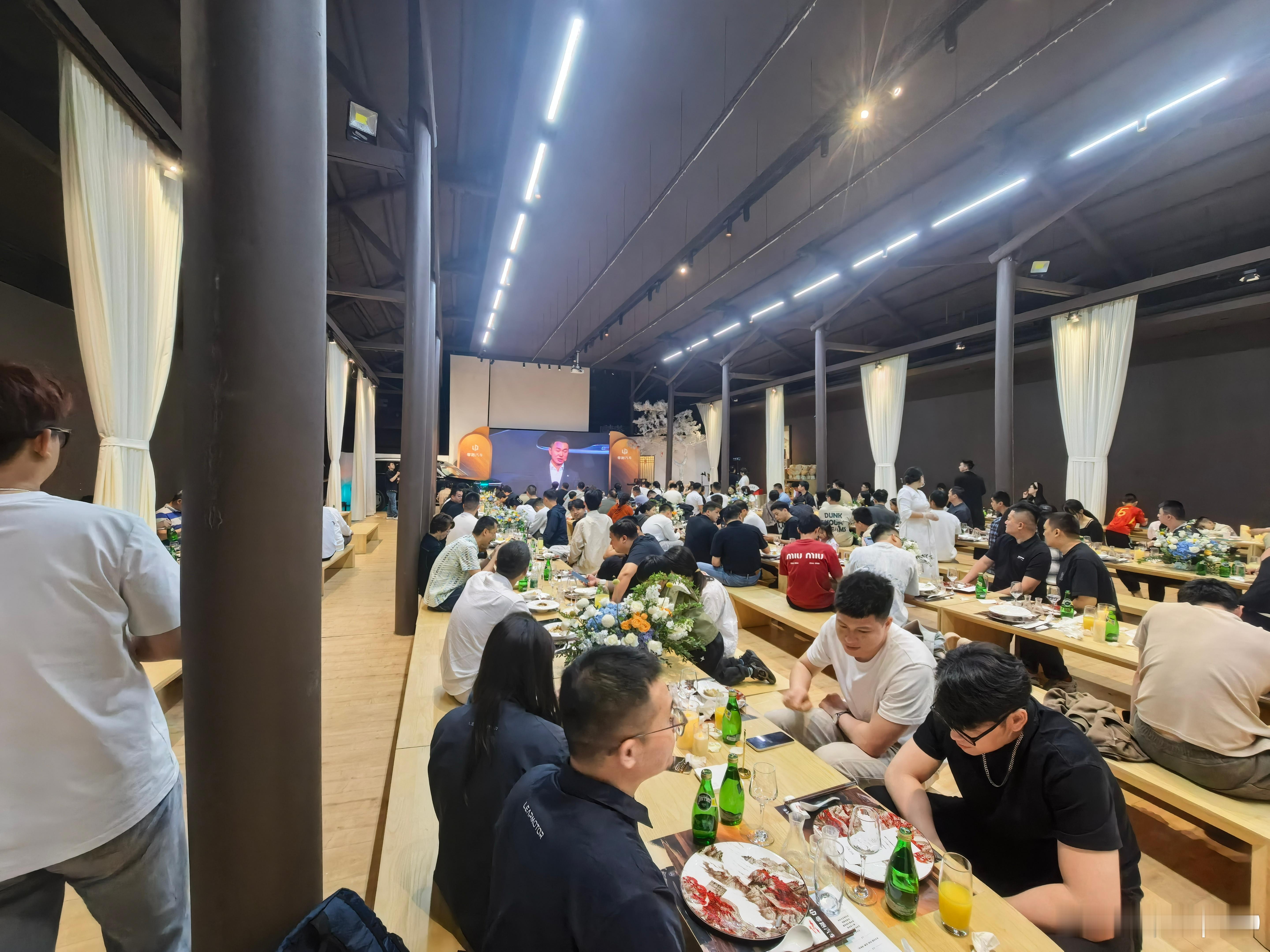 零跑 D19 泉州订车客户看直播的人这么多 