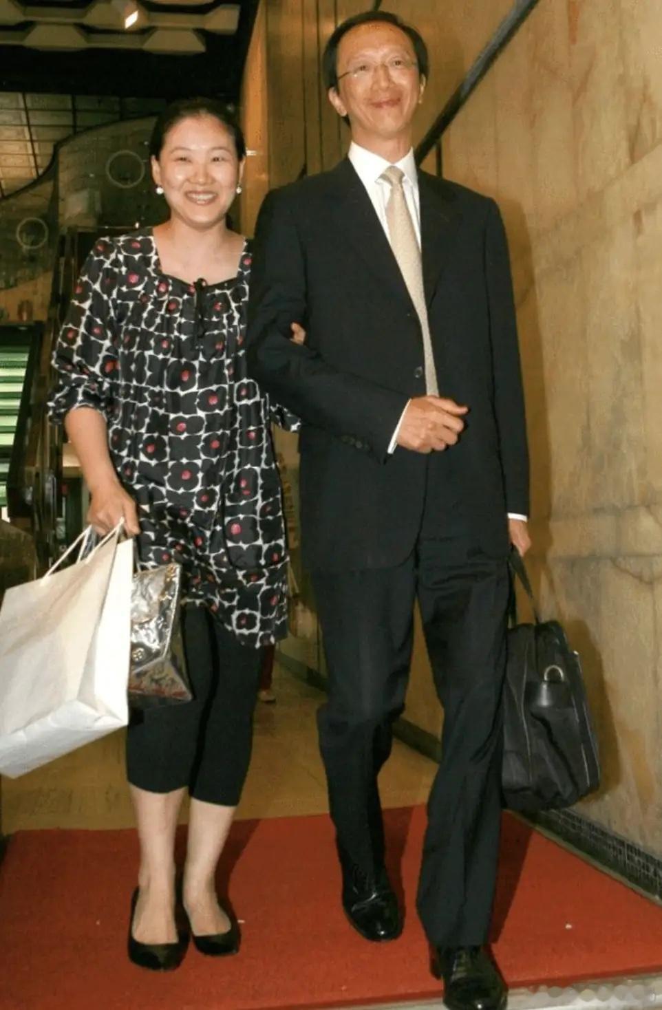 伏明霞豪掷7000万买房给父母住，被曝将接双亲到港生活，丈夫出资！ ​​​