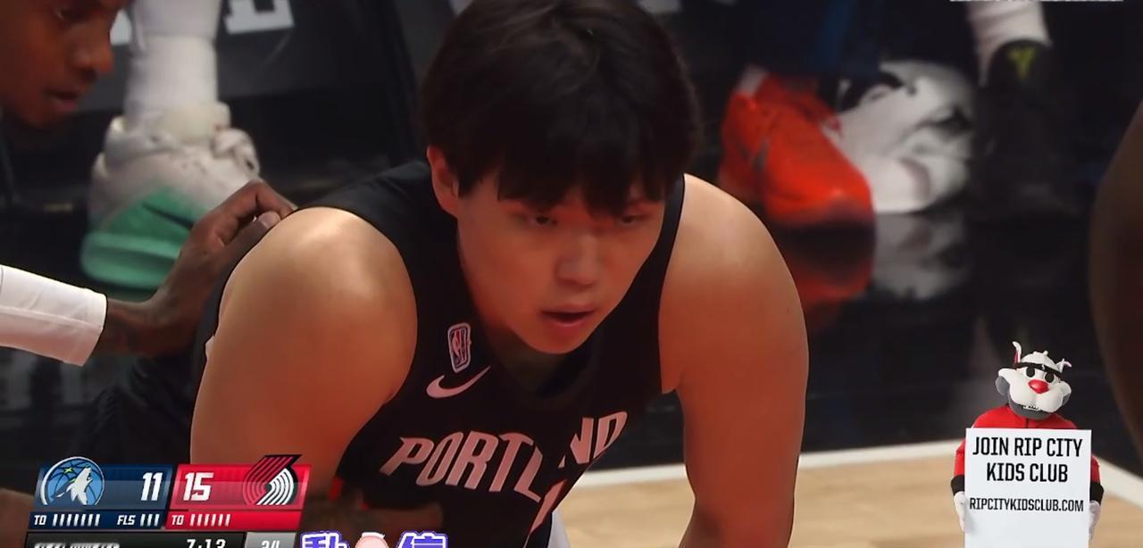 提气！杨瀚森NBA首秀超越姚明。在今天NBA开拓者第一场常规赛，中国球员杨瀚森迎