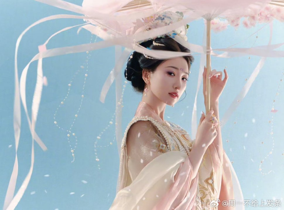 毛晓彤 毛晓彤花神妆清雅灵动，眉眼含春温婉动人，妆容精致又仙气，一颦一笑尽显柔美