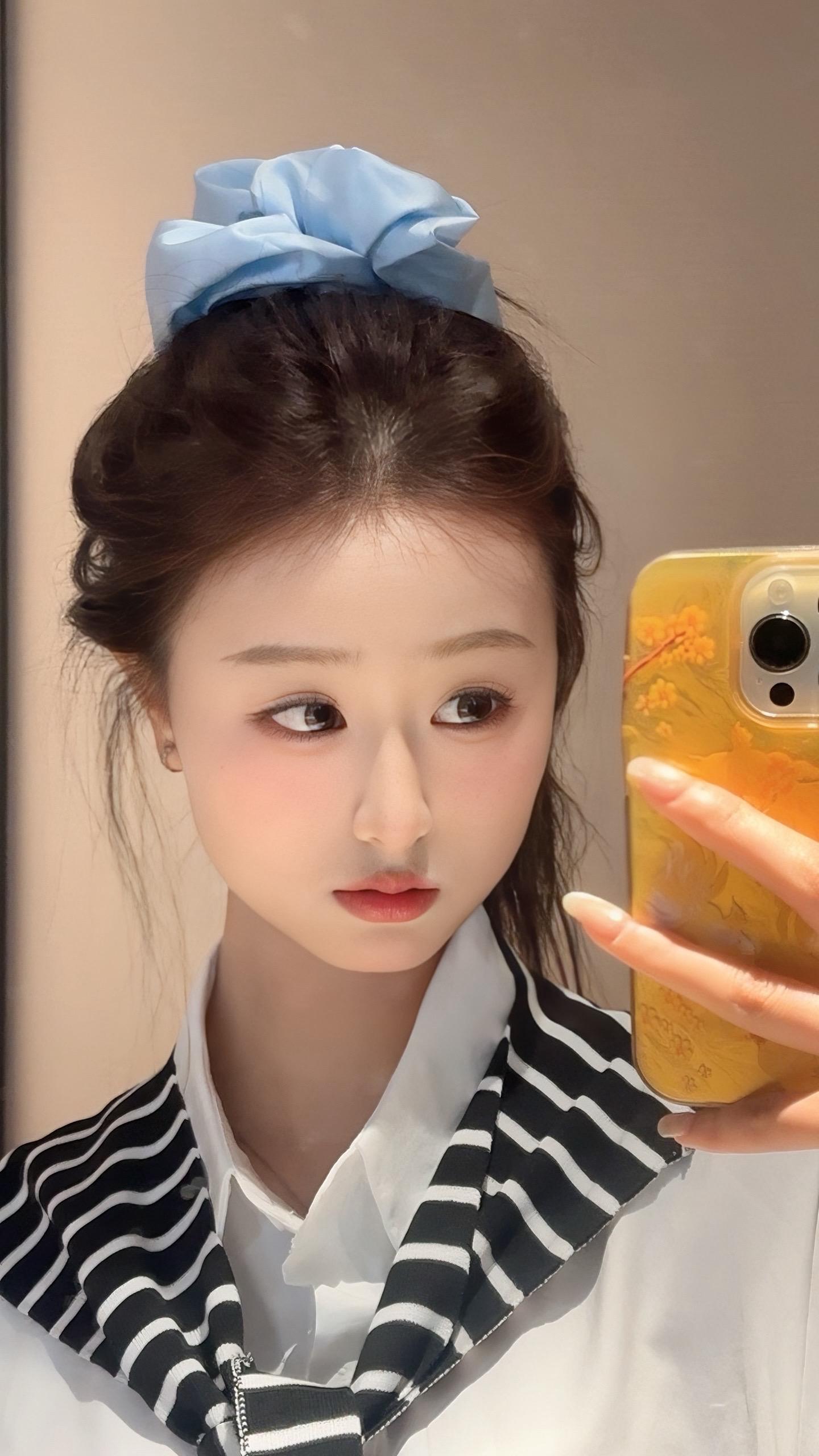 她的心好大 大到什么苦都可以自己消化 她的心又好小 小到一点安慰就可以痛哭流涕