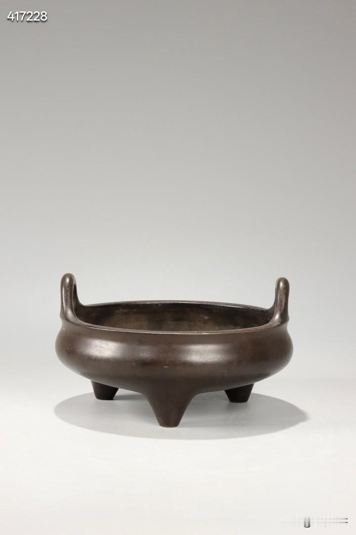 清 宣德年制款冲天耳三足铜炉

规格：高9.5cm，宽16.5cm，重1500g
