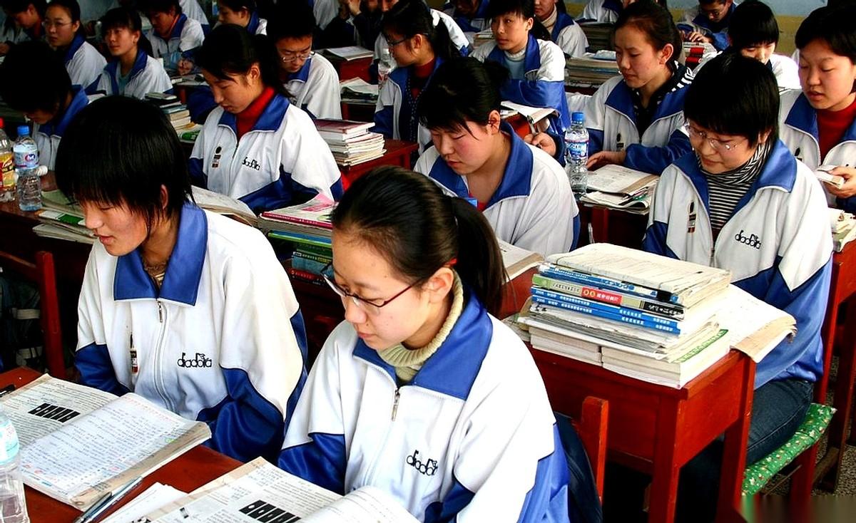 聊聊一个高中生是怎么悄无声息地“废掉”的。
很多时候，是从一扇半夜推开的门开始的
