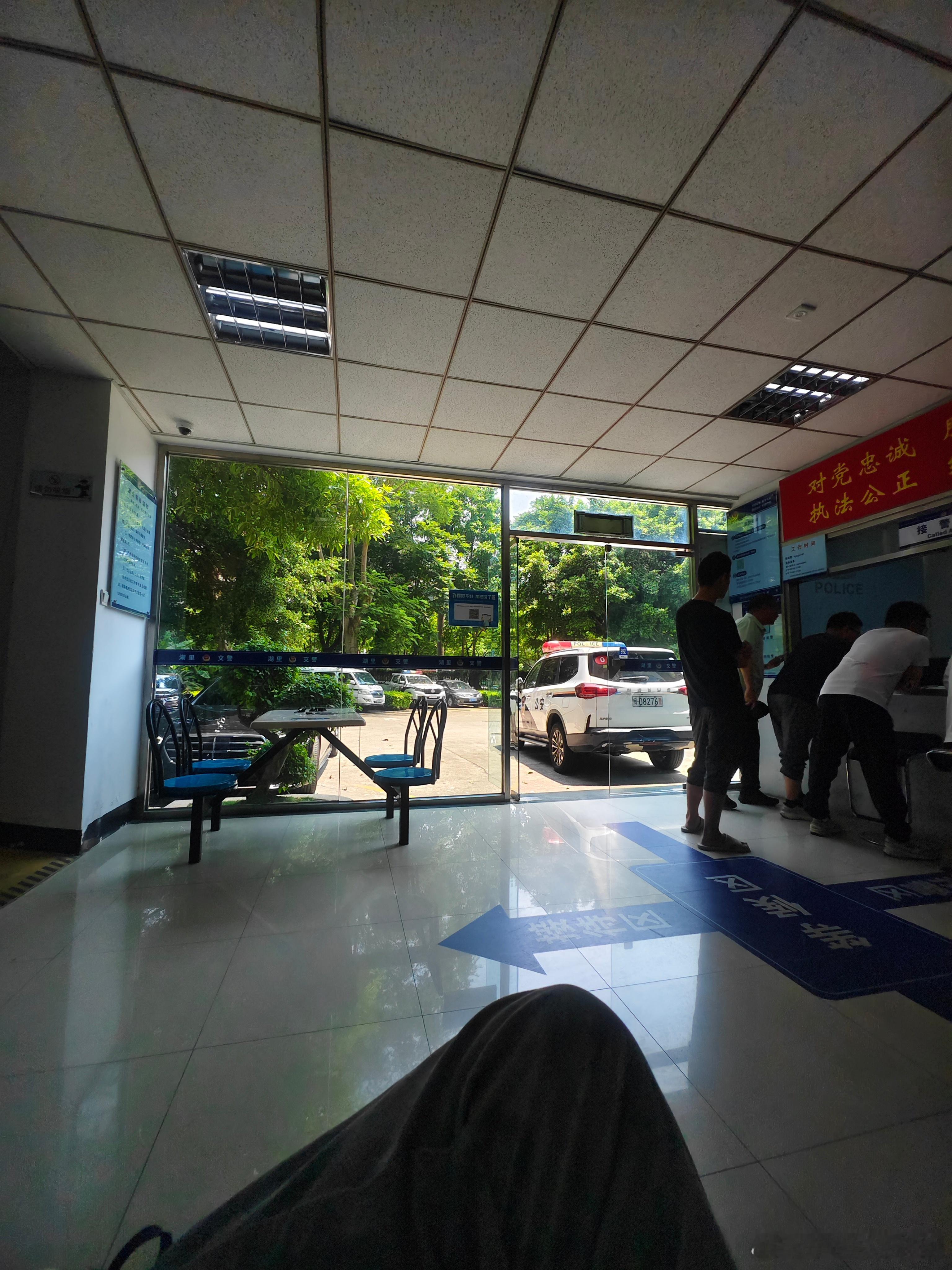 继续昨天的刮擦事件来交警大队提供视频证据，蜀黍刚联系车主车主也承认昨天刮擦到了，