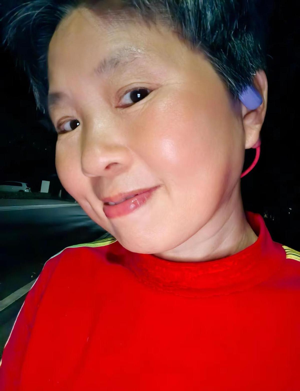 头发乱着，脚步没停。
扫地是热身，跑步是正餐。
不打卡不打卡，汗自己知道。
家务