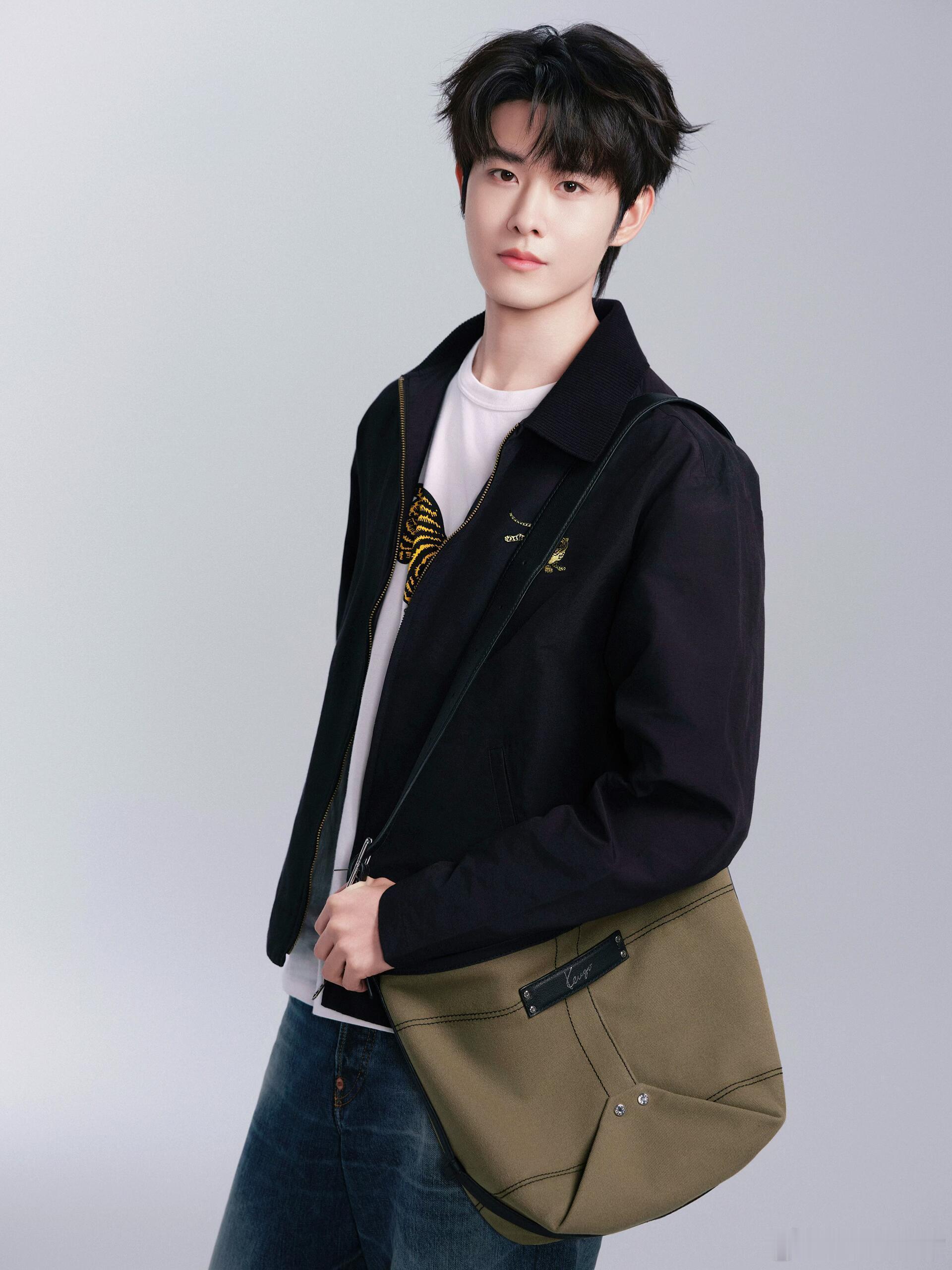 男装周田嘉瑞出发巴黎男装周KENZO 2027春夏大秀KENZO品牌挚友田嘉瑞巴