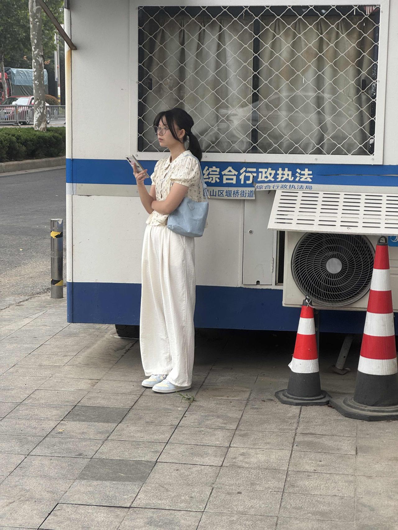 分享女神美图今天在路边看到之前的女同学，10年没见他还是非常有气质，亭亭玉立是以