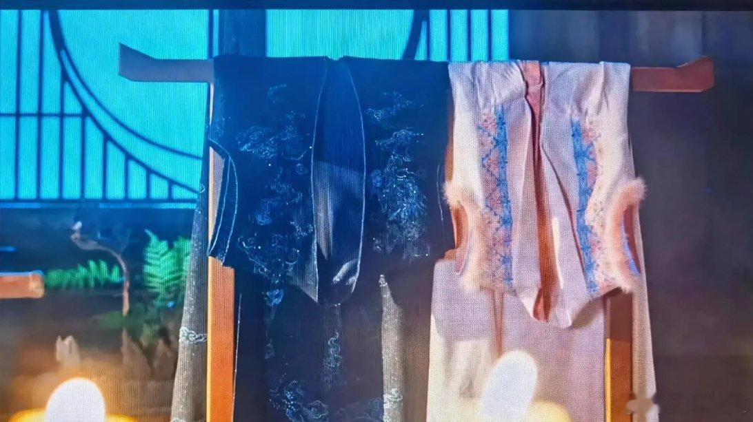 第一次看到圆房是两件摆放整齐的衣服和鞋子的[允悲][允悲] 