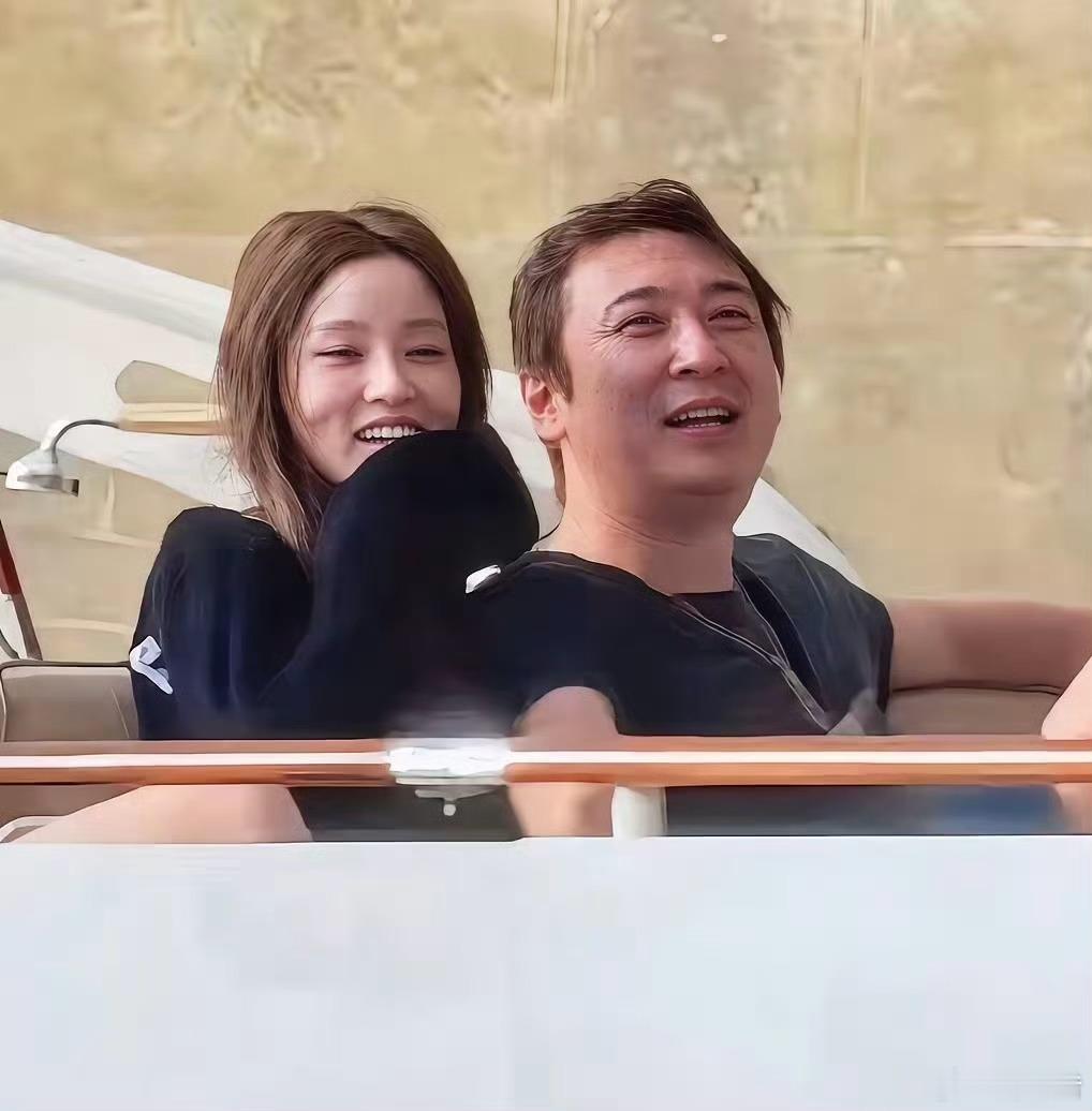看来现金流真的紧张了，有法拉利不开，换成电瓶车了。 ​​​