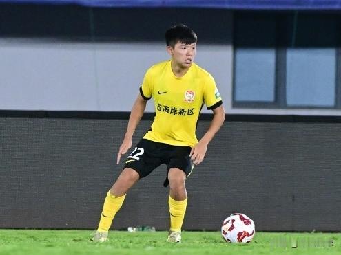 杨希接近加盟上海海港…据息，杨希无限接近上海海港。杨希现年20岁，司职右后卫，成