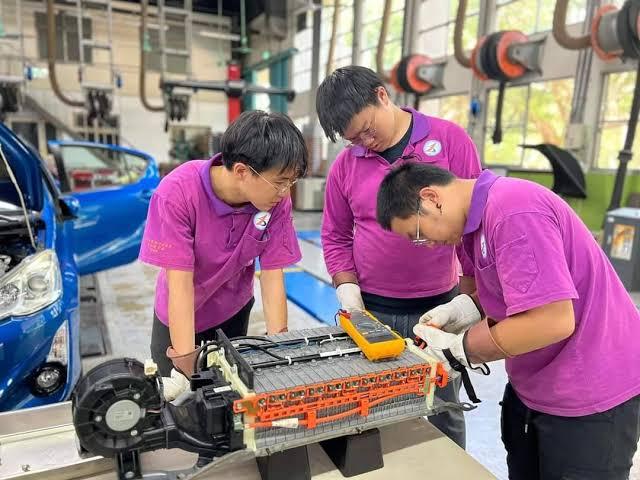 电车没干掉油车，却让6万家修理厂先关了门？
虽然现在电车卖的多，但油车还是保有量