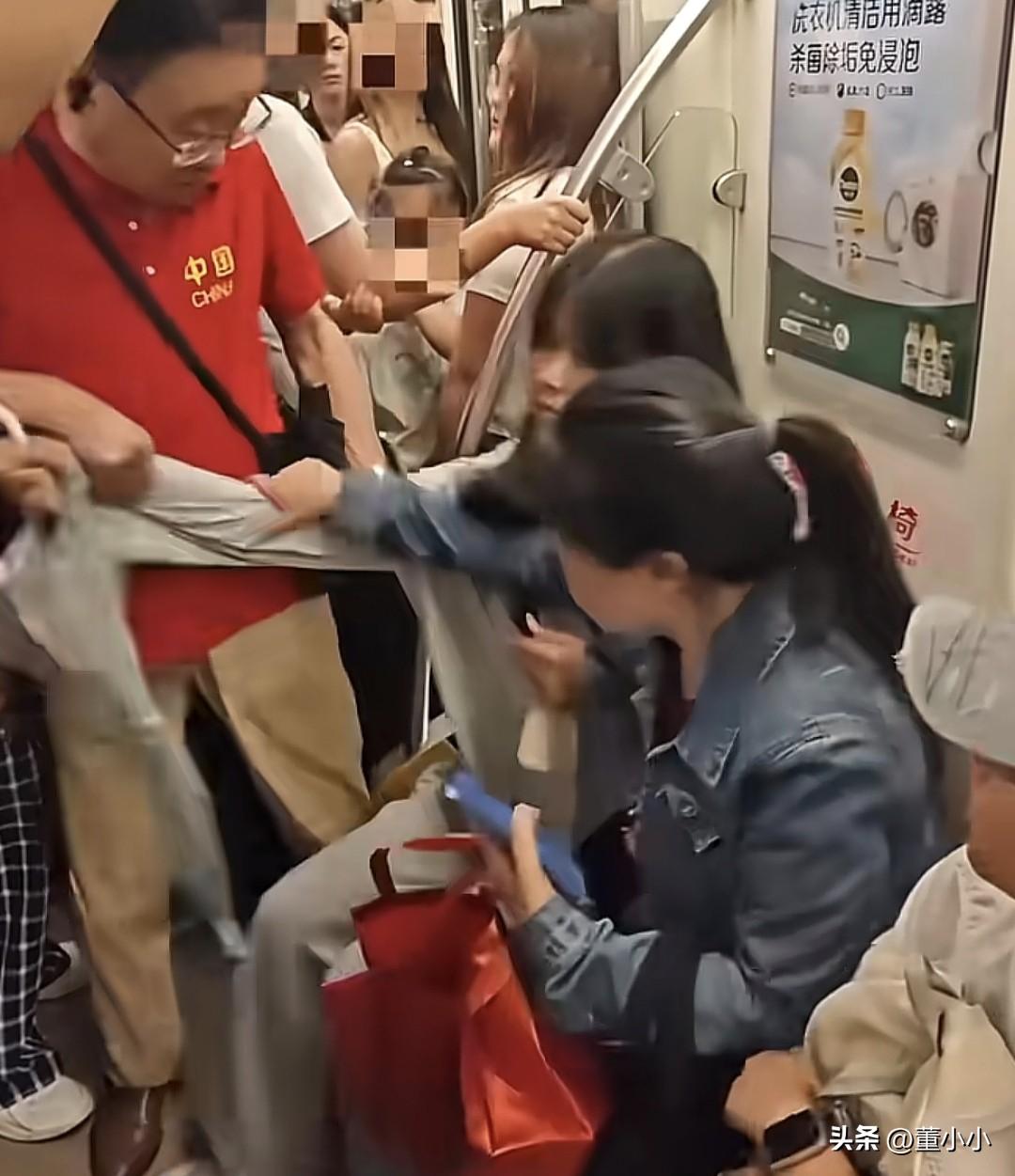 四川成都，一老人在地铁上强行拉扯让女孩让座，妈妈为了维护孩子与其发生了冲突扭打在