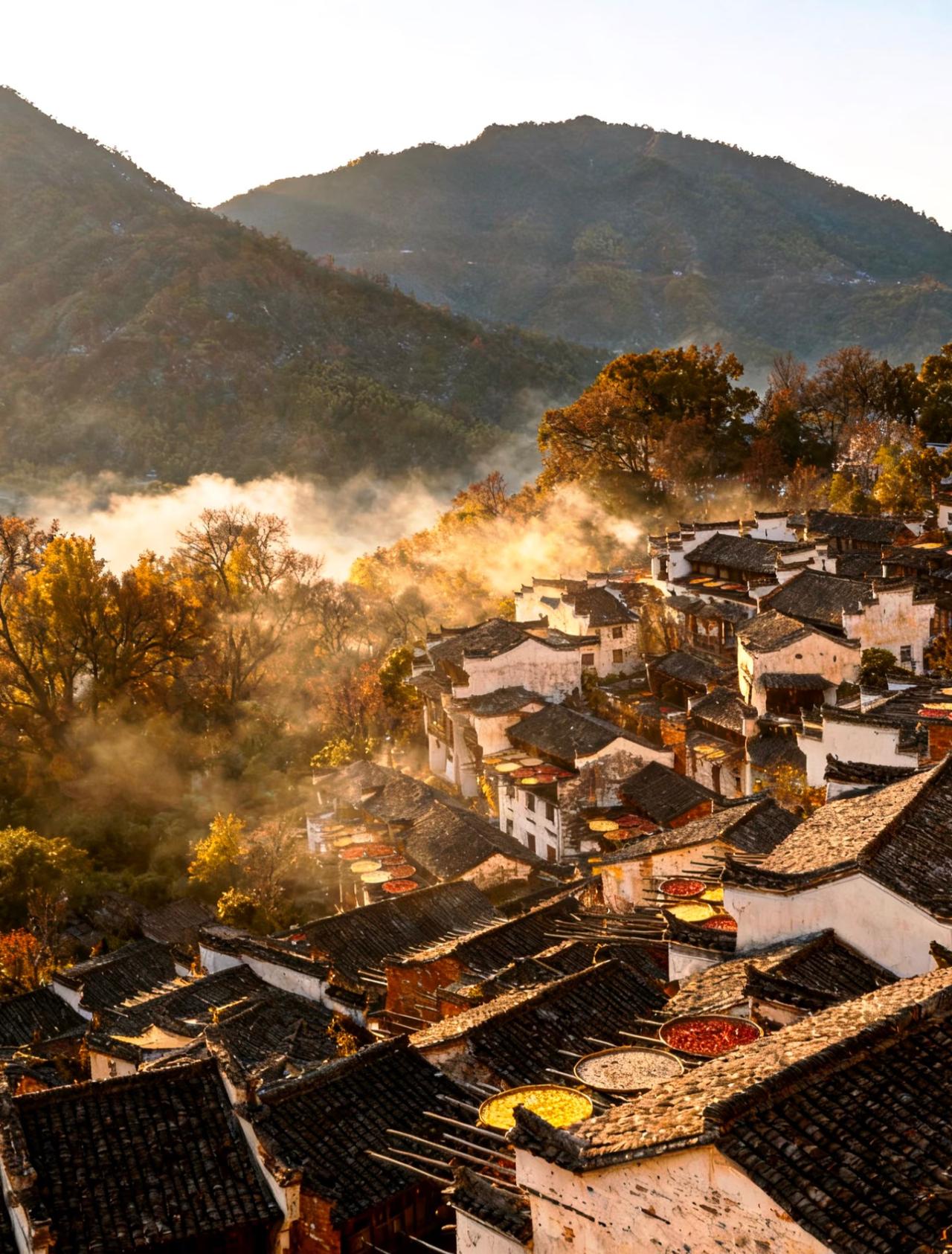 婺源篁岭的冬天，
依旧和往常一样，
被阳光和烟火气包裹着。
在这里，
时间好像放