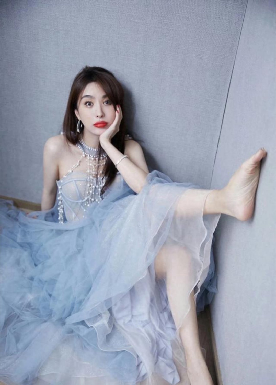 李菲儿美成啥了李菲儿美成氛围感天花板！复古港风明艳动人，简约穿搭利落大气，蓝纱裙