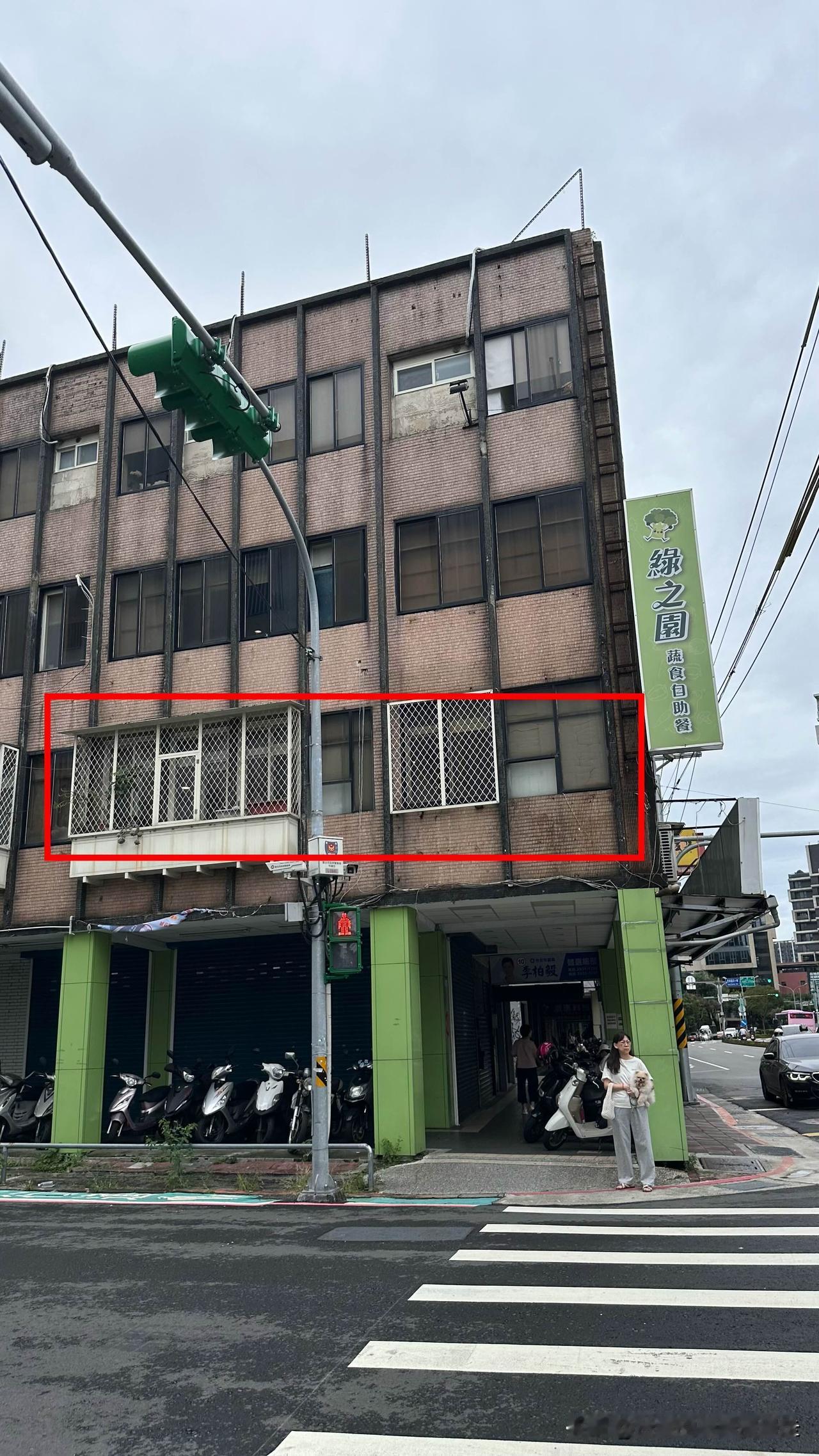 台北市文教区，一间外观老破旧的二楼公寓，室内面积约150多平方米，能想像这样的旧