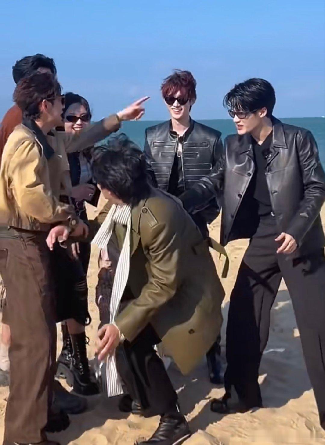 檀健次好6团比心对齐颗粒度大哥这比心怎么跟大家不在一个频道！全员默契手势舞就差你