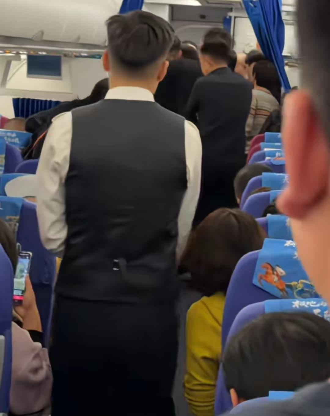 航班上一孕妇超月龄登机，机组劝说协商也拒不下飞机。拍摄者称，她老公在旁边也不听，