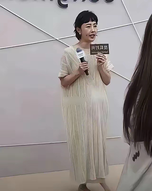 白百何变化也太大了吧！差点认不出来了 