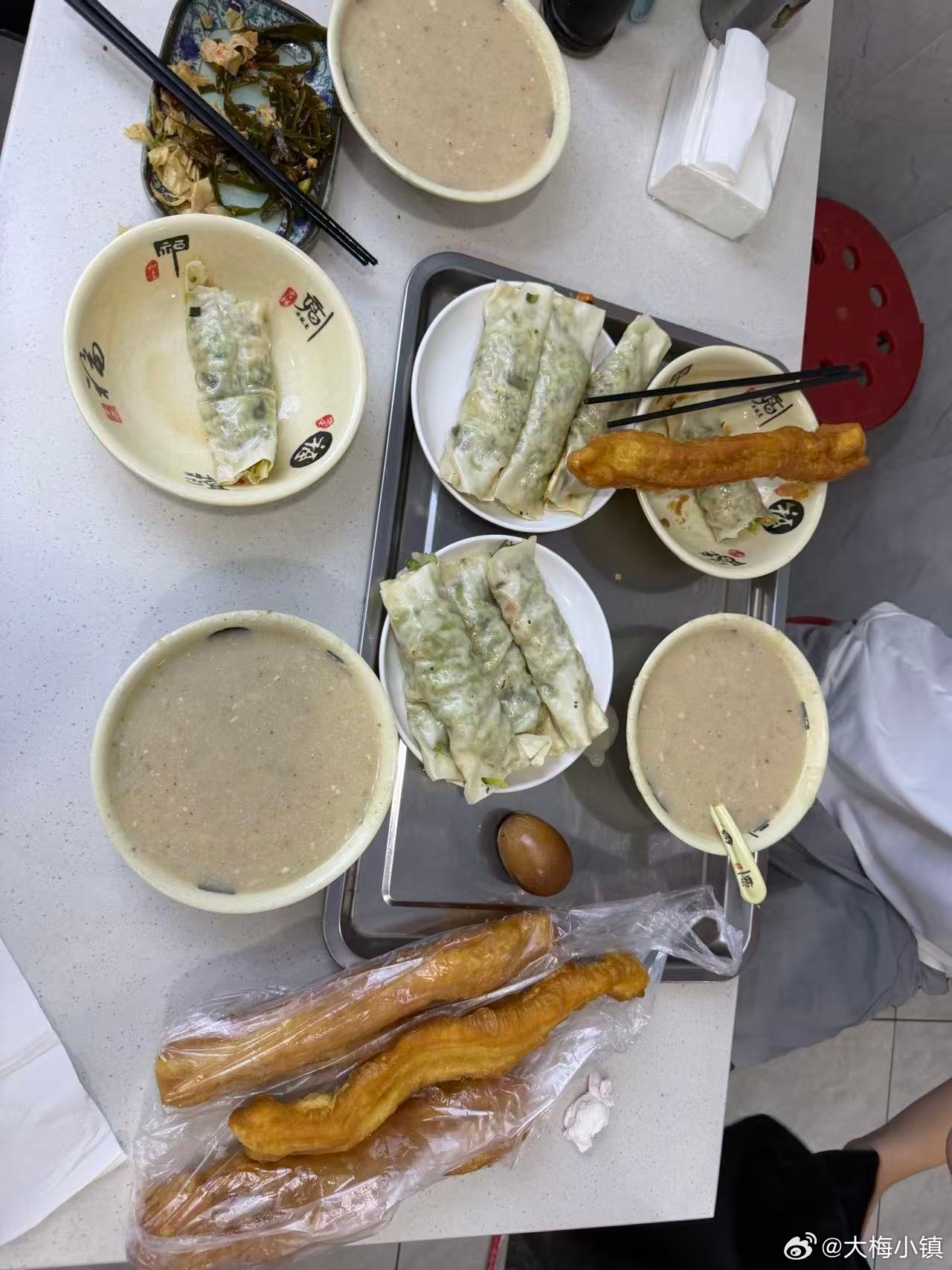 多大的风雨⛈️都阻挡不了我吃豆腐卷带上我的俩个饭搭子九九今天战绩：6个豆腐卷，1