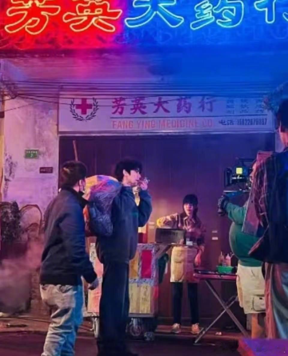 王源拍摄《我看见两朵一样的云》疑似抽烟（图1），此前，他拍摄vlog也被怀疑是手