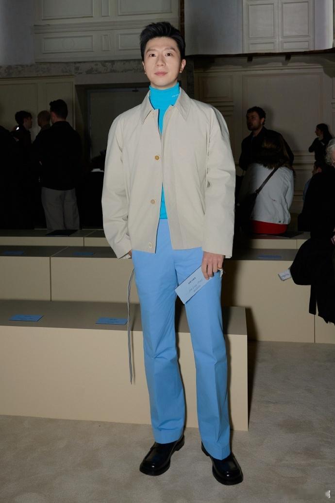 马龙贾玲Prada秀场同框从球台到秀场，马龙一如既往地诠释着何为优雅的征服。马龙