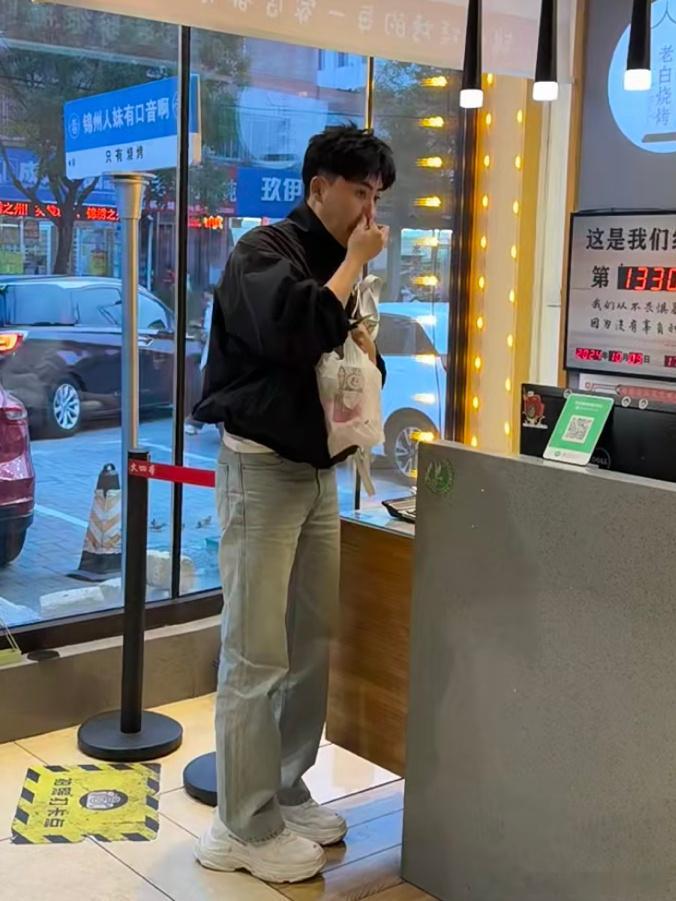 网友在家门口碰到了明星大家能看出来吗 ​​​