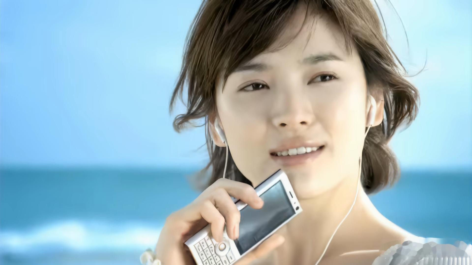 2007年的宋慧乔，拿着步步高i188，在墨尔本海边2026年的田曦薇，拿着vi
