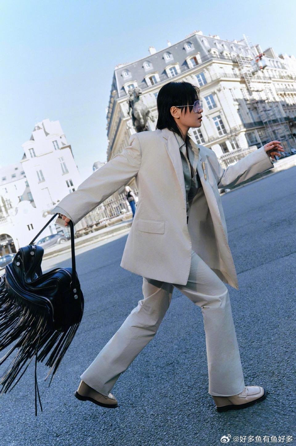 周笔畅智性恋天菜巴黎时装周 周笔畅亮相巴黎时装周，行走的优越身段，智性氛围感拉满