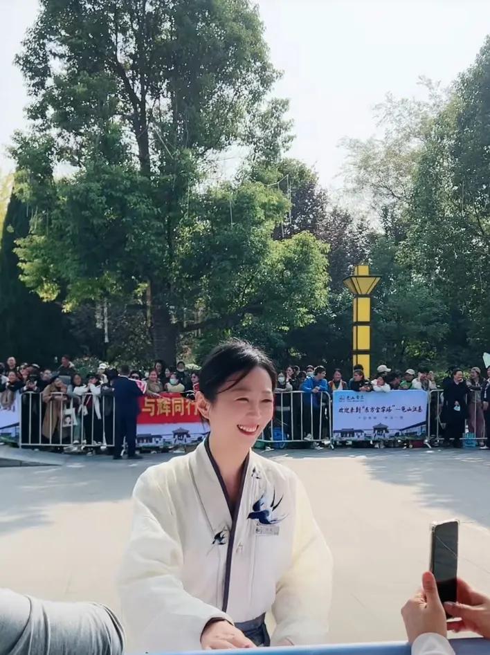 董宇辉还有两个小时直播徐州现场已经
热闹非凡
宇辉同行必有所获欢乐开怀@董宇辉