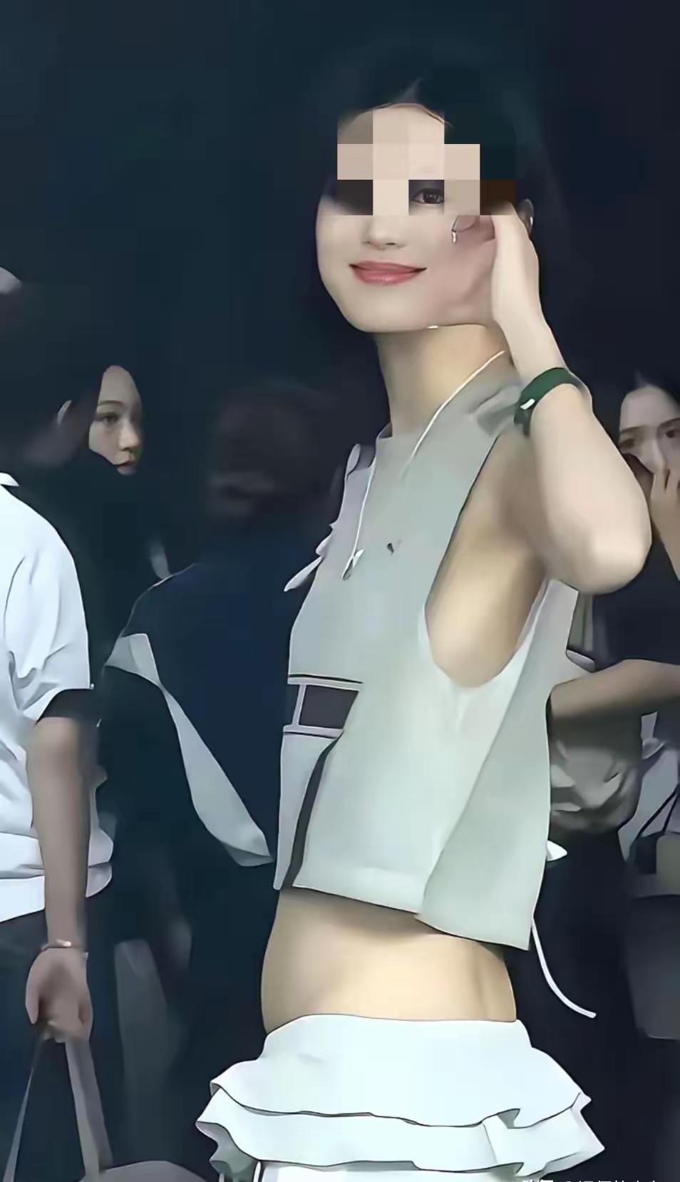 这个女孩在街上的回头率非常的高，不只是人长得漂亮，主要是她穿的衣服很时尚，也很前