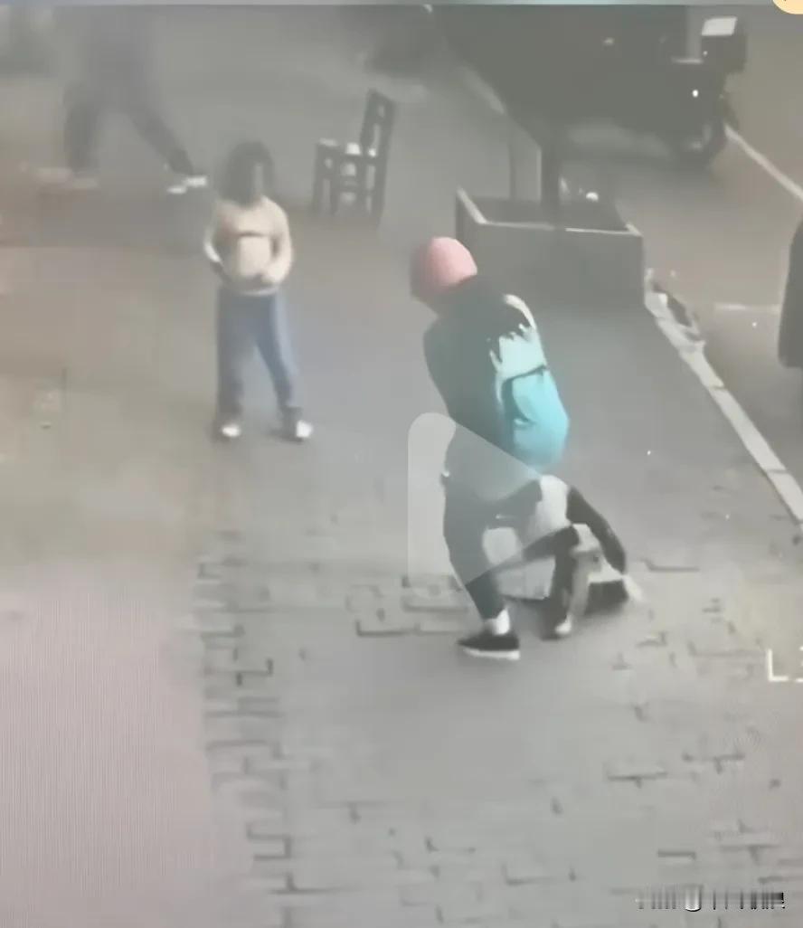 在街上走出一只无精打采的狗狗，走路都无大力气，突然咬了一口一位中年妇女的脚大声喊