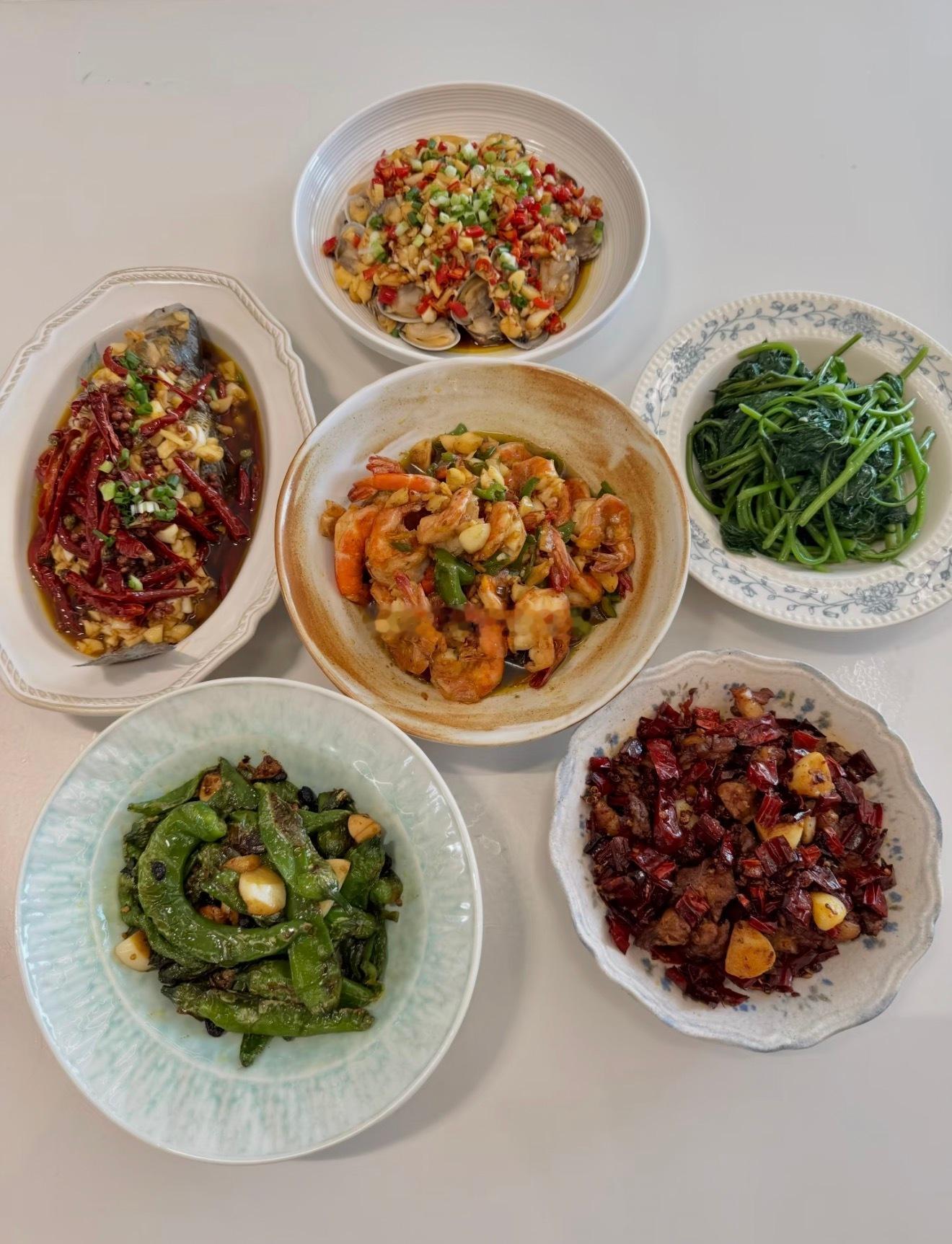 忙碌暂且落幕，晚餐开启周末惬意时刻，食暖心安，诸事顺遂，祝各位周末轻松愉快。周六
