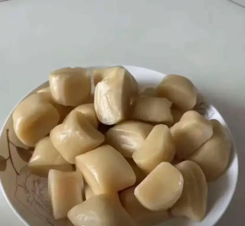 一网友第一回蒸馒头蒸成这样，老公说不能吃，气的夫妻二人吵架，扔了怪可惜，网友出招