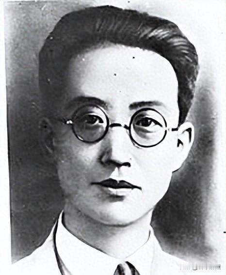 他临死前没喊口号，没骂敌人，也没求饶。
就坐在草地上，哼了首歌，说了句“此地甚好