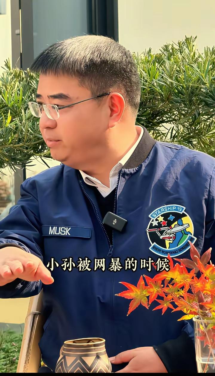 这人是谁啊，
有人认识的吗？
怎么到处点评董宇辉，
感觉就是第二个聂教授，
也不