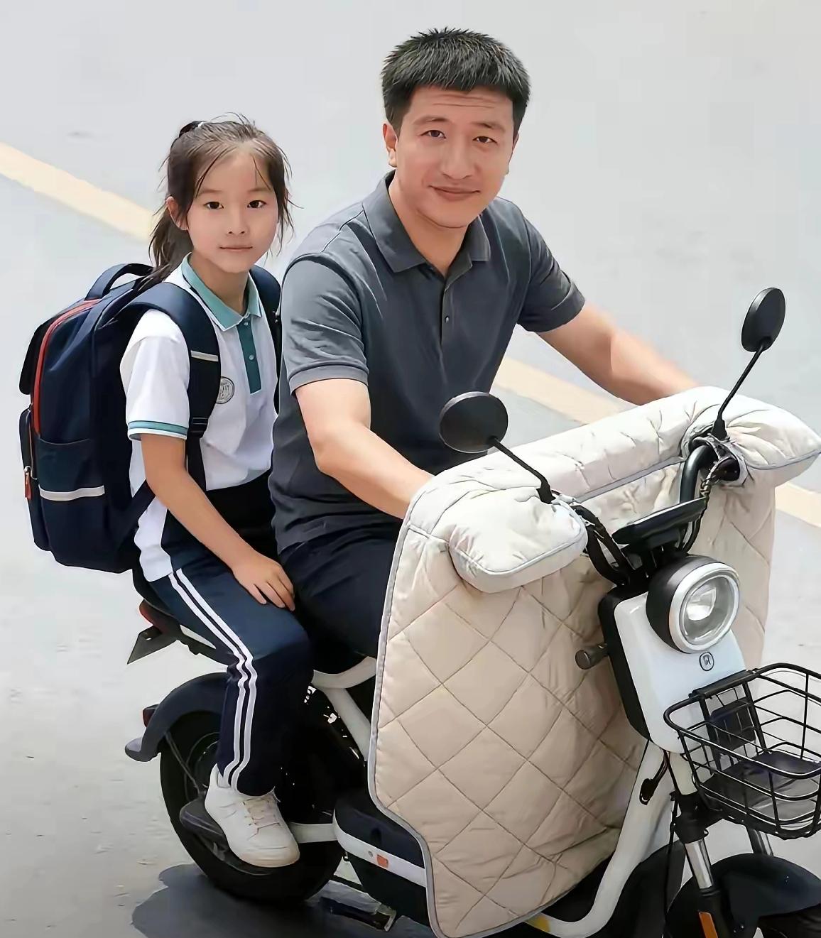 张学峰那么有钱，为什么不买车。车他确实买了， 但是据说他的视力是什么有问题呀？开